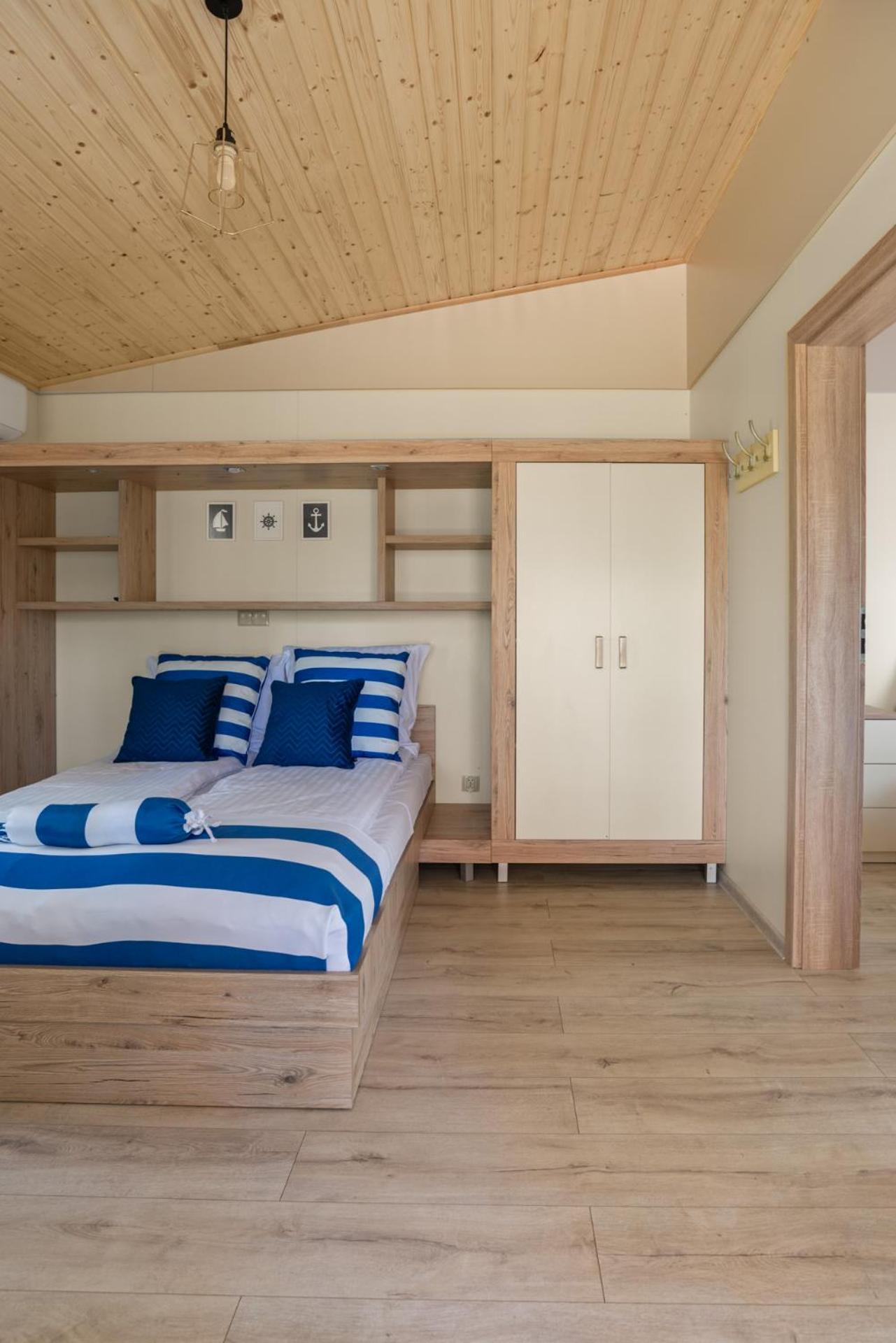 Campus Karolina Apartment Brenno Bagian luar foto